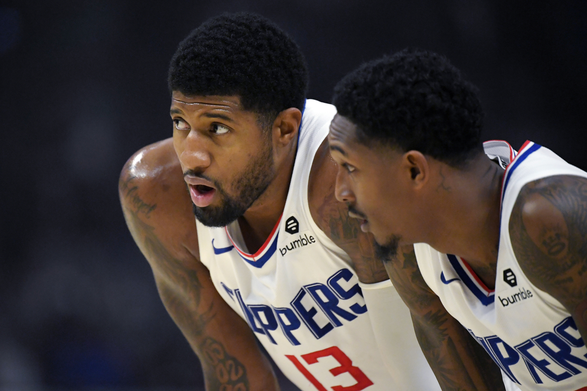 熊猫体育-包含江畔朱雀队鏖战关东战狼队，赛艇季后赛险胜，核心复出即建功。黑马成最大惊喜的词条