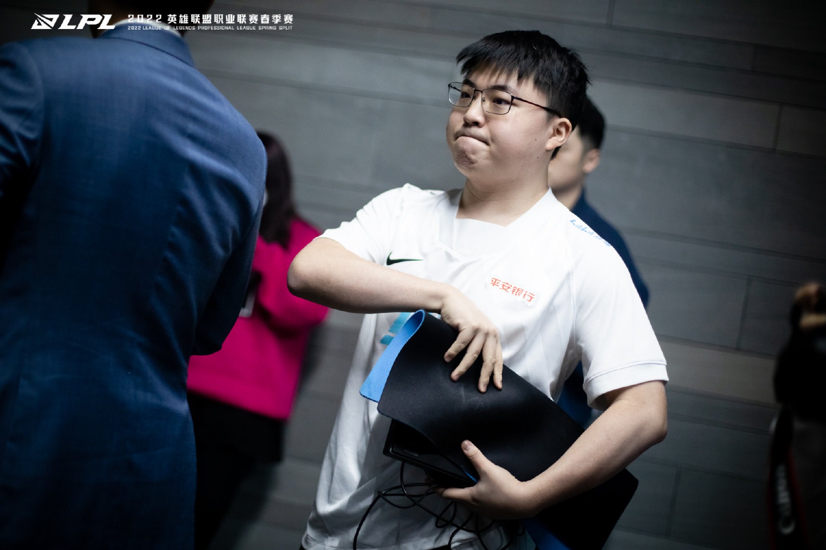 PANDA- DWG引发争议!,Uzi官方宣布持续失利新规赢得满堂喝彩